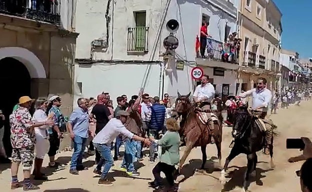 Momento del accidente mientras la mujer y su nieta cruzan al paso de los caballos. 