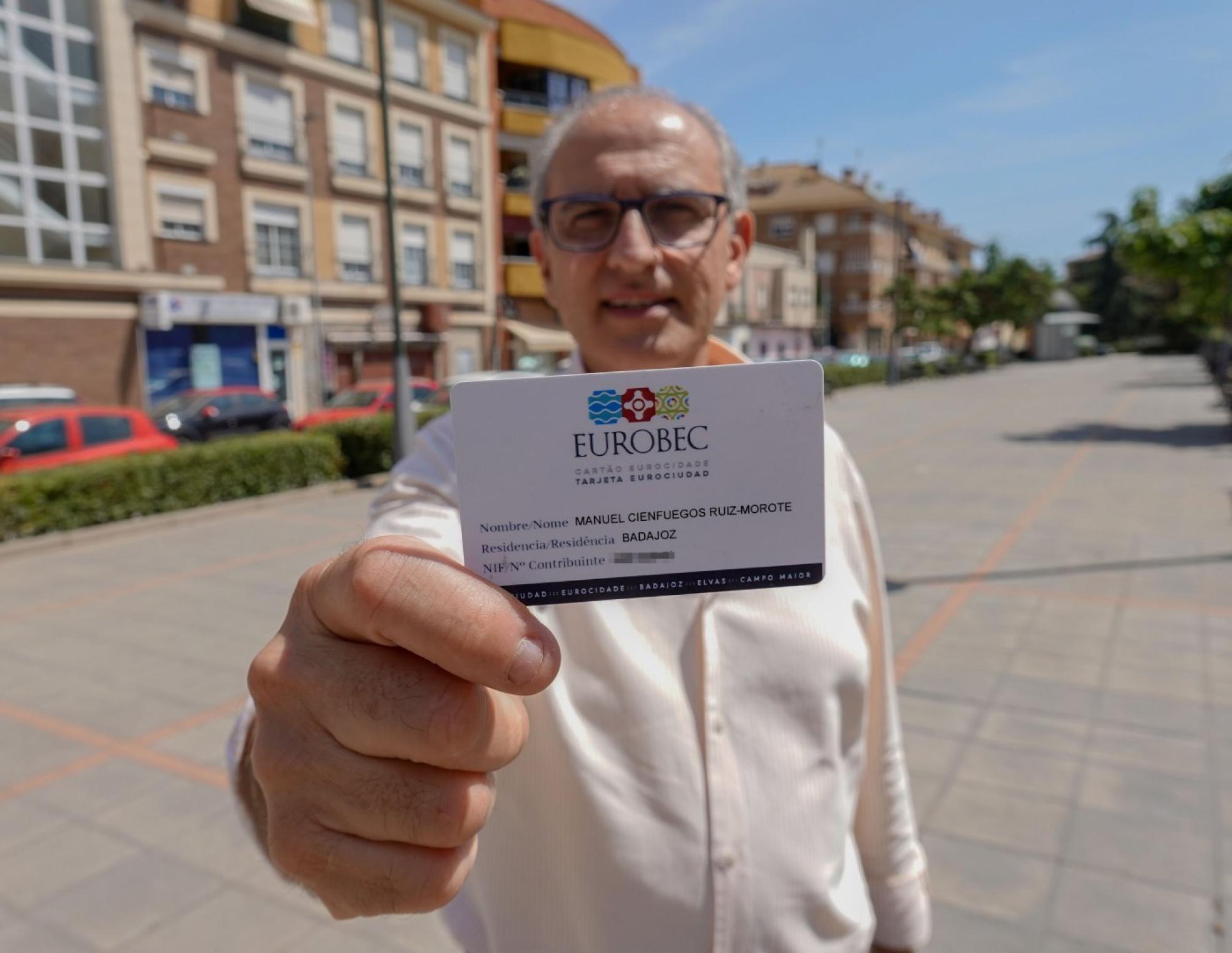 Manuel Cienfuegos muestra su carné de eurociudadano. 