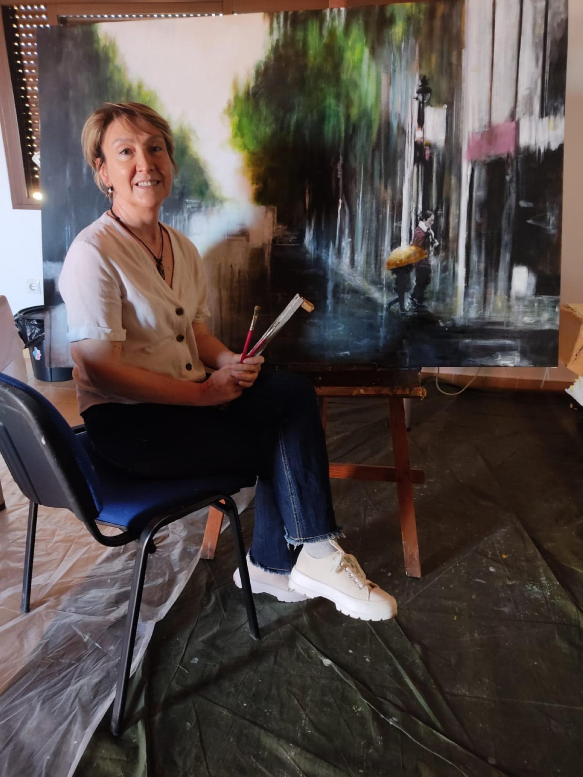 Pilar con uno de sus últimos cuadros pintados en su taller. 