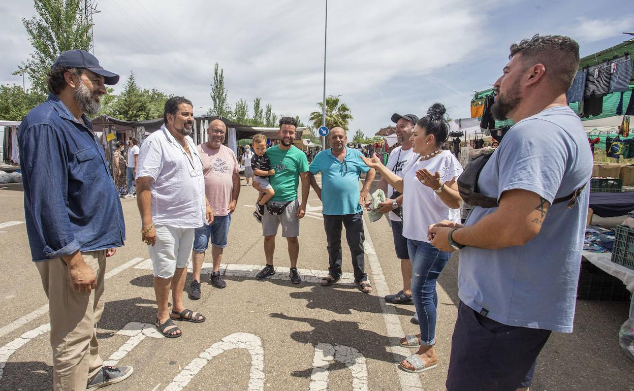 Miembros de la Asociación de Comerciantes Ambulantes de Extremadura, el pasado miércoles en el mercadillo. 