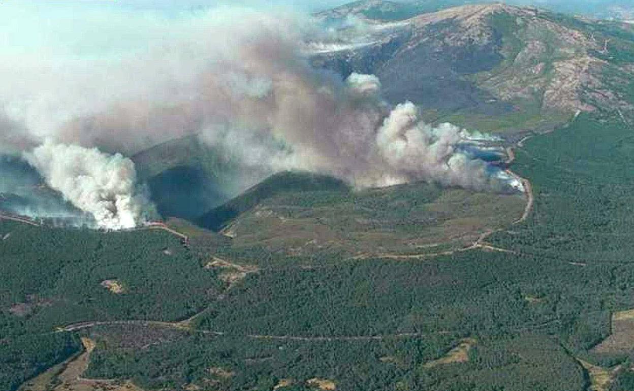 Imagen aérea del incendio en Acebo, en la Sierra de Gata, en 2015, uno de los más importantes que ha sufrido la región en los últimos tiempos. 
