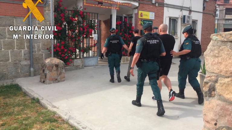 Los dos detenidos son conducidos a dependencias de la Guardia Civil.