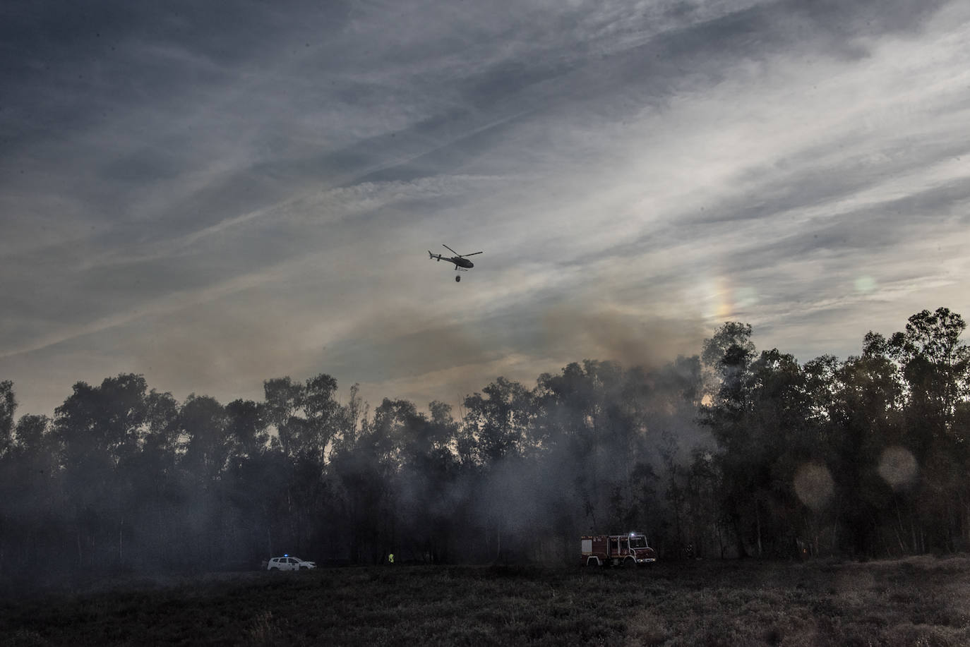 Fotos: El Infoex y los bomberos de Badajoz apagan un incendio cerca de El Faro