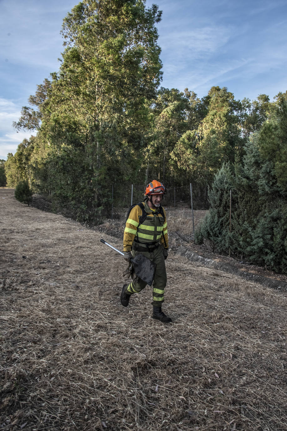 Fotos: El Infoex y los bomberos de Badajoz apagan un incendio cerca de El Faro