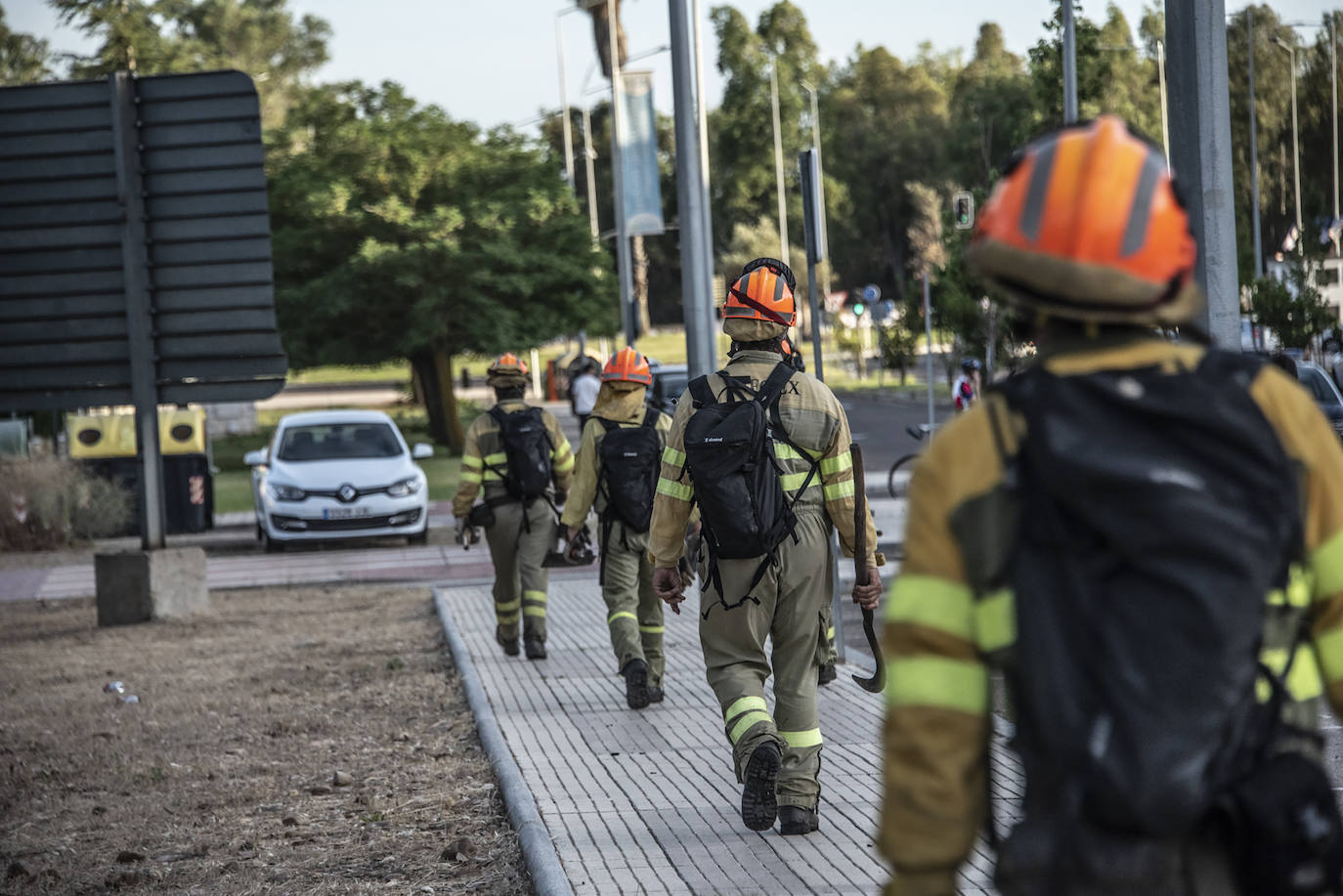 Fotos: El Infoex y los bomberos de Badajoz apagan un incendio cerca de El Faro