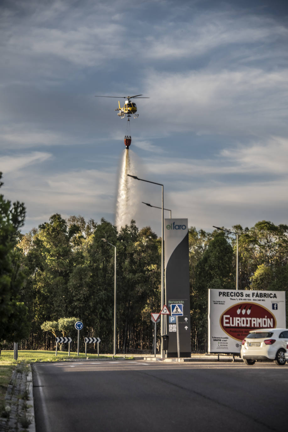 Fotos: El Infoex y los bomberos de Badajoz apagan un incendio cerca de El Faro