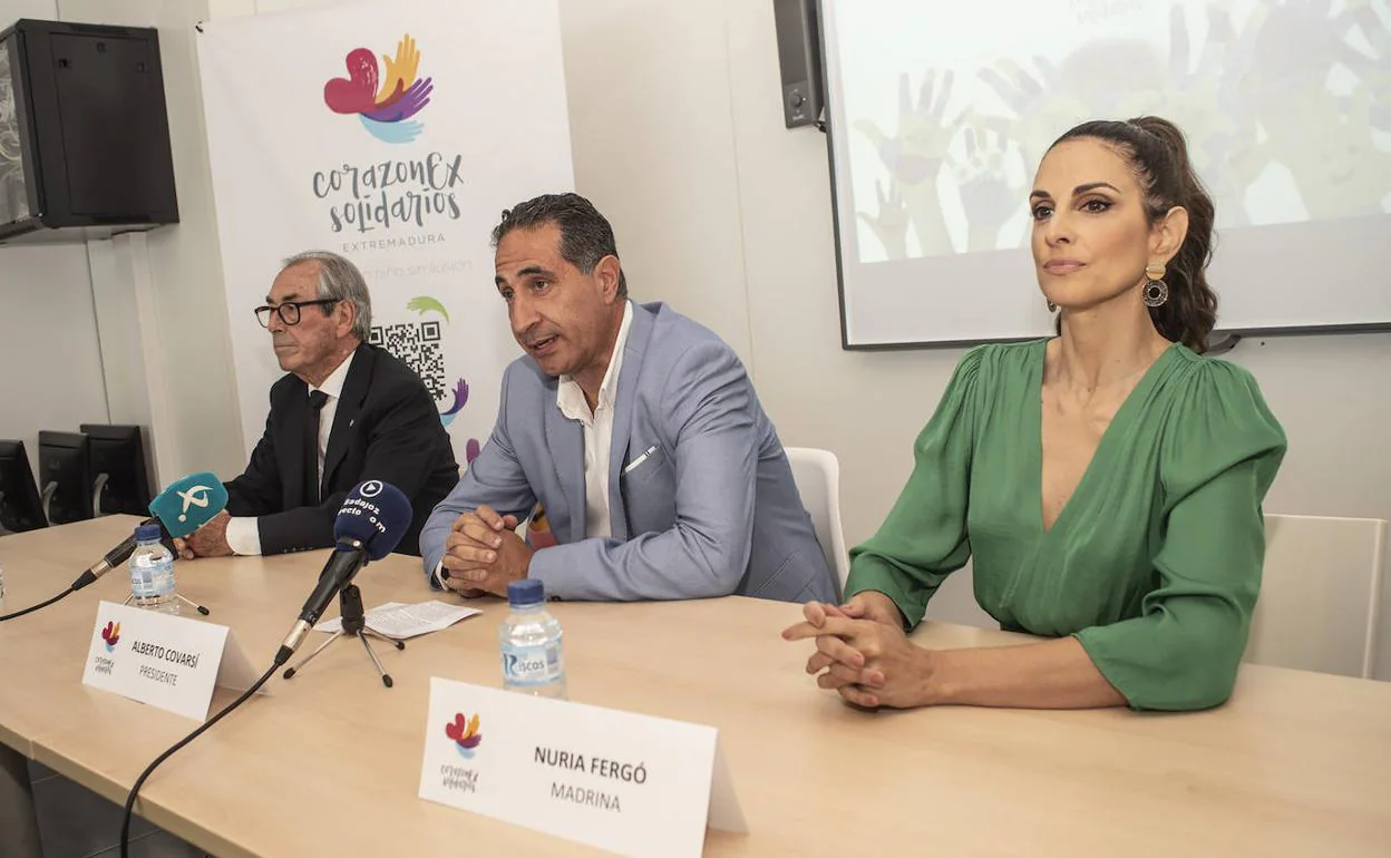 Los padrinos de la asociación, Adelardo y Nuria Fergó, junto al promotor de la asociación, Alberto Covarsí Guijarro (en el centro). 