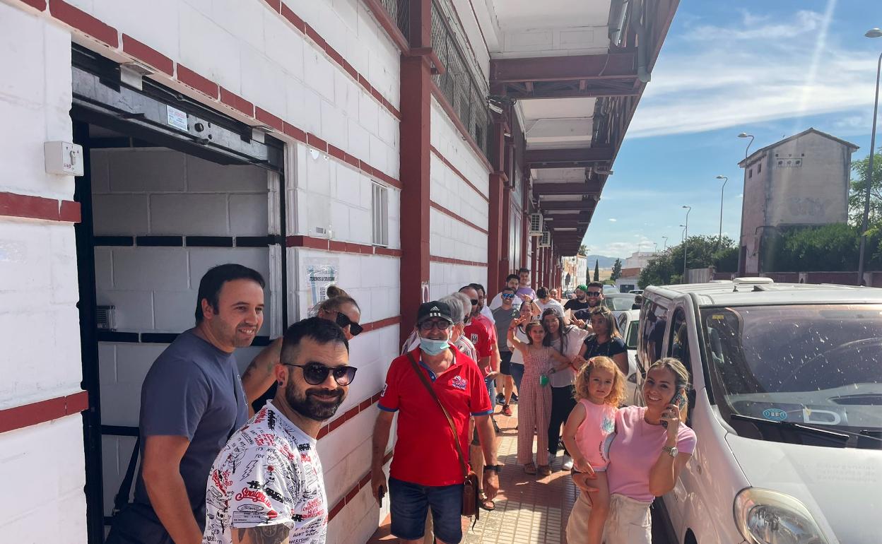 Aficionados haciendo cola para inscribirse en los autobuses. 