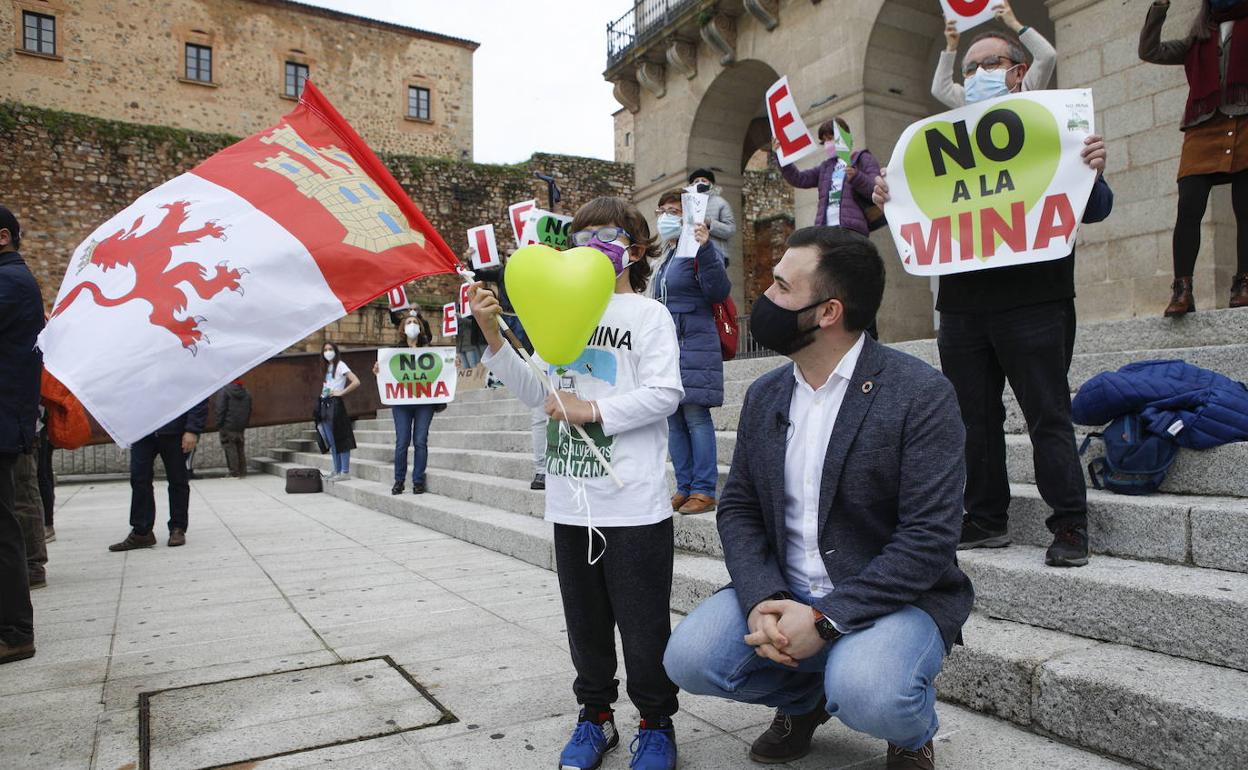 Luis Salaya, en una concentración contra la mina de litio en la Plaza Mayor en febrero de 2021. 