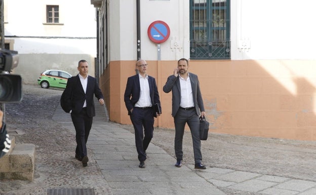 Ramón Jiménez (centro) y David Valls (derecha) a su llegada al Ayuntamiento para la reunión. 