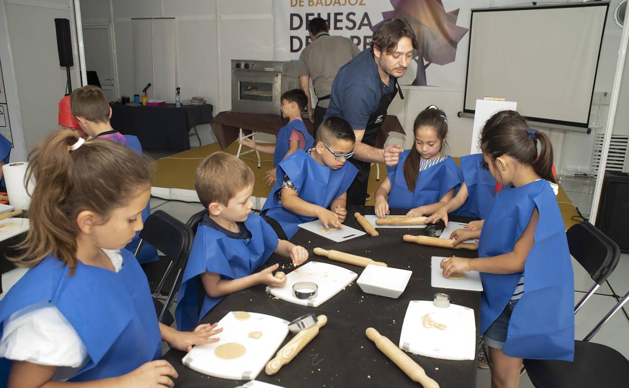Los niños este jueves haciendo galletas en al Feria del Libro.