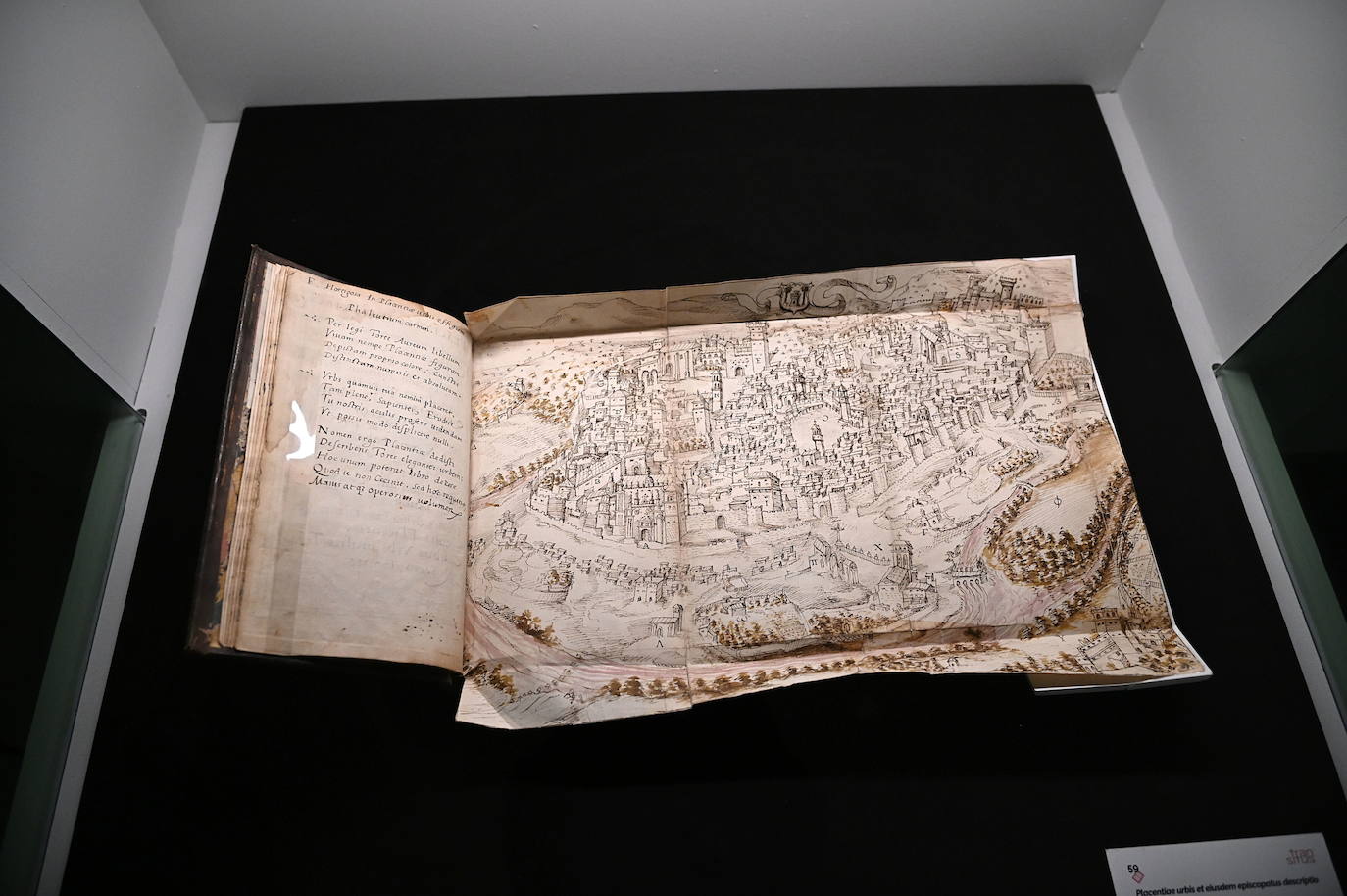 Original del libro 'Descripción de la ciudad y obispado de Plasencia' de Luis de Toro en el que está el plano. Normalmente se encuentra en la Biblioteca General Histórica de Salamanca, pero ahora se puede ver en Las Edades del Hombre.