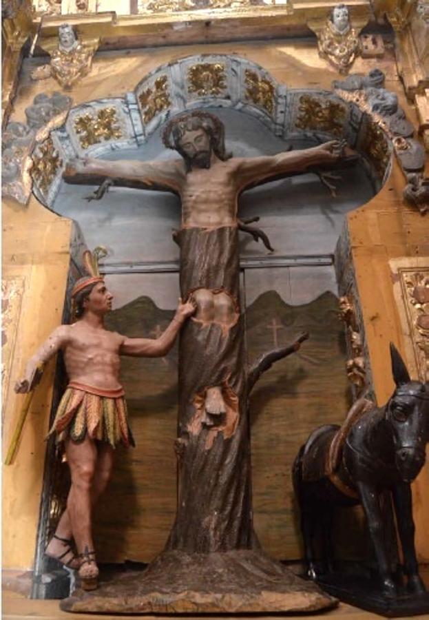 El Cristo de Ceclavín en su ubicación del Santuario de Nuestra Señora del Encinar de Ceclavín, antes de su restauración. (Foto de la investigación de Javier Pizarro)