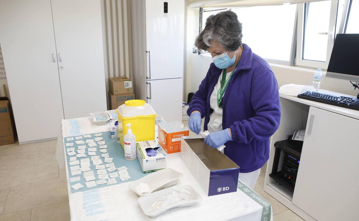 Imagen de archivo de sanitarios preparando vacunas contra la covid-19.