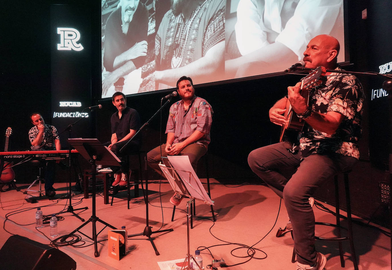 Javier Ruibal canta, en primer término, junto con Duende Josele y Juanlu Mora.