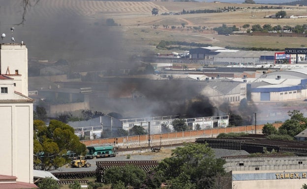 Imagen del incendio en las antiguas naves de Campsa. 