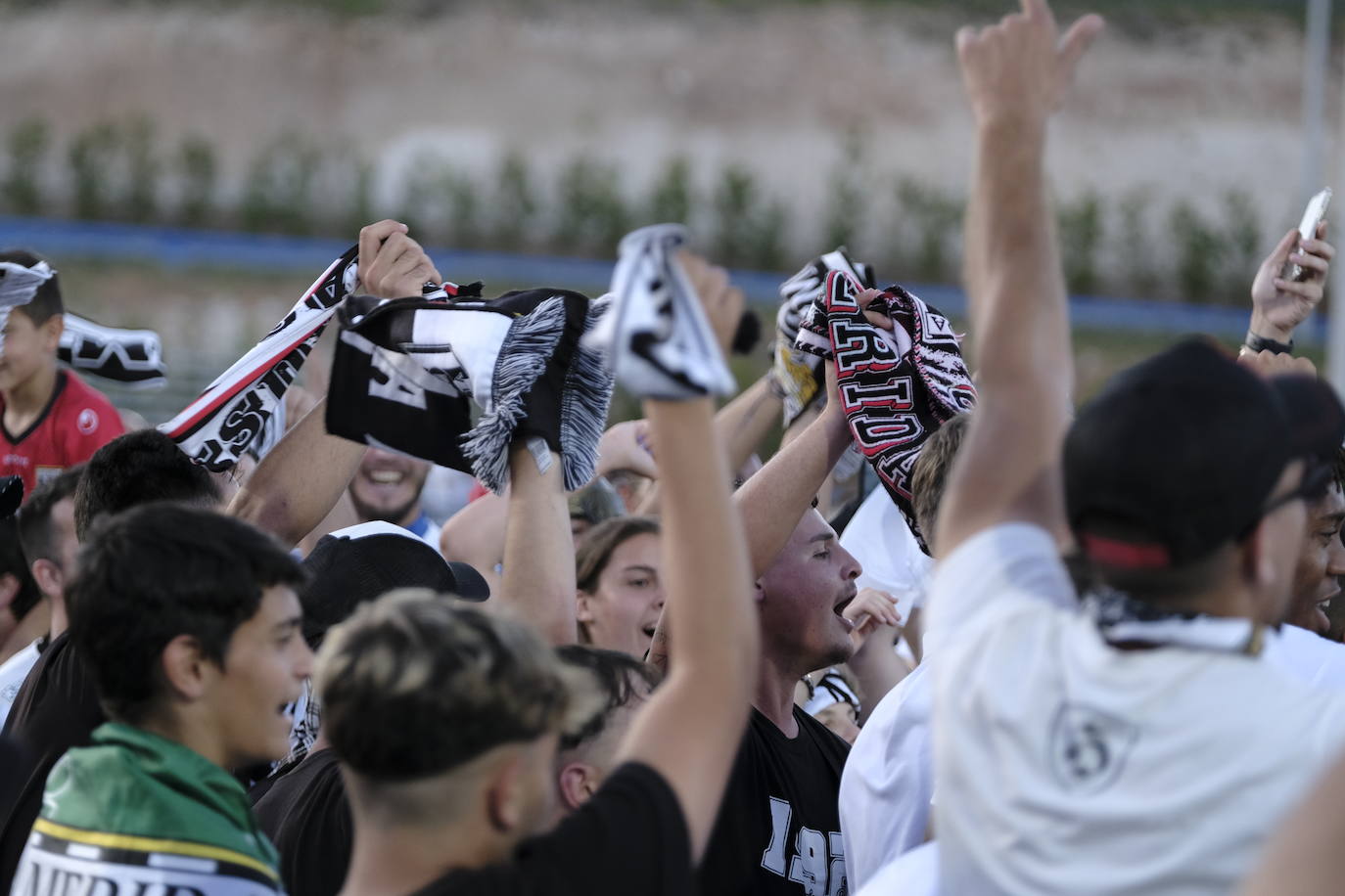 Fotos: Las mejores imágenes del partido y la celebración del ascenso a Primera RFEF del Mérida