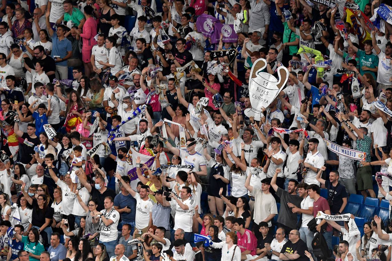 El Santiago Bernabéu, lleno hasta la bandera para agasajar a los héroes de la Decimocuarta. 