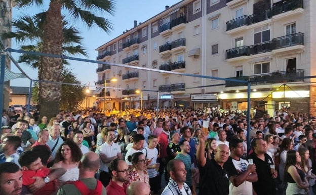 La Peña Madridista de Villanueva de la Serena creó un gran ambiente durante todo el dñia con pantalla gigante y DJ. 