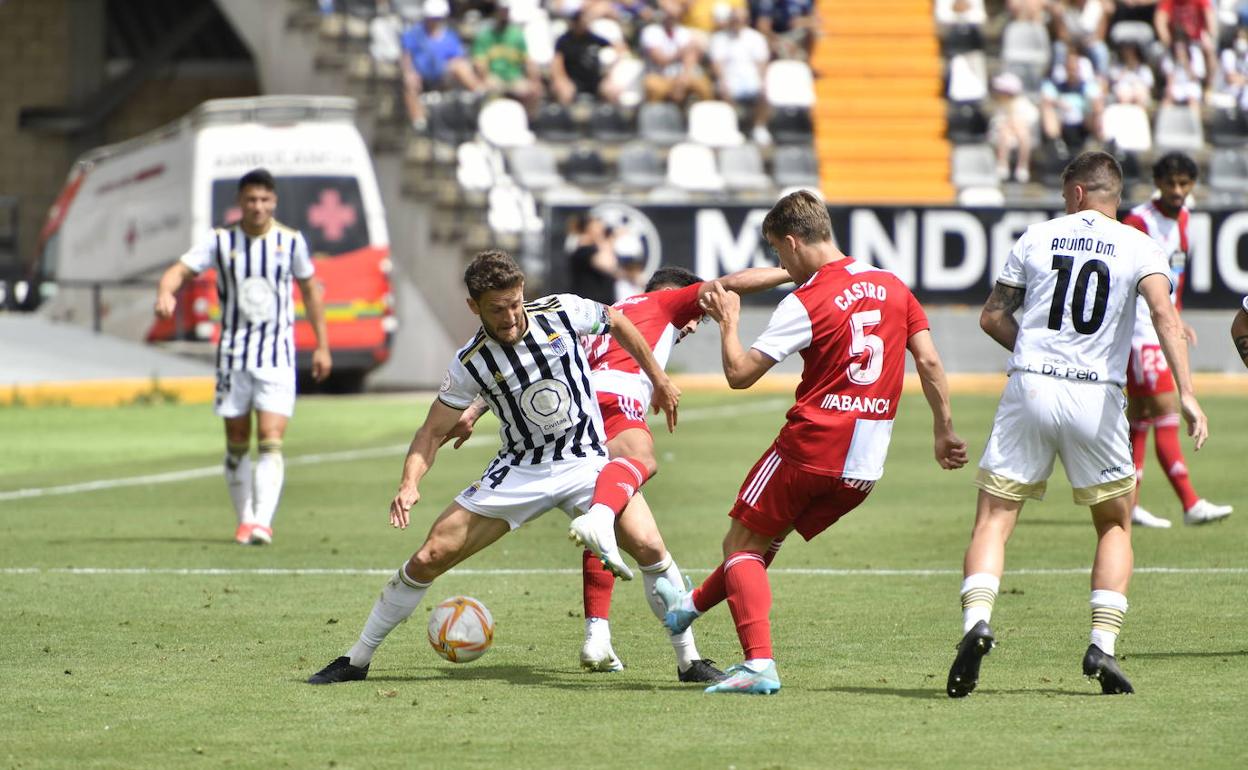 Miguel Núñez durante el partido del Badajoz ante el Celta B.  