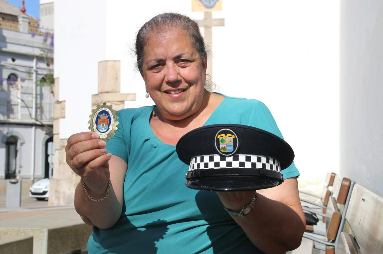 Toni Gallego muestra su placa y su gorra de policía. 