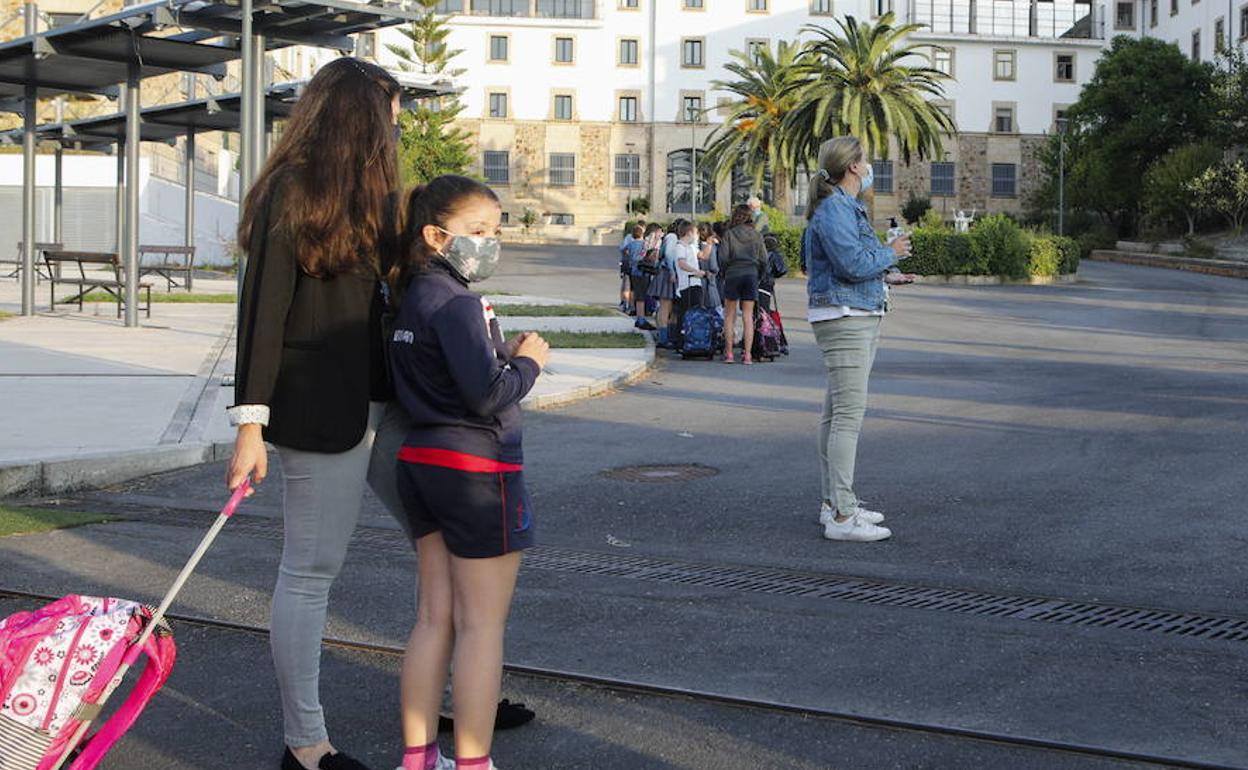 Imagen de archivo de entrada en un colegio de Cáceres. 