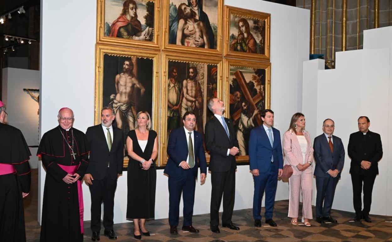 Un momento de la inauguración de la muestra. Los presidentes de Extremadura y de Castilla y León acompañan a ziquierda y derecha al Rey Felipe VI.