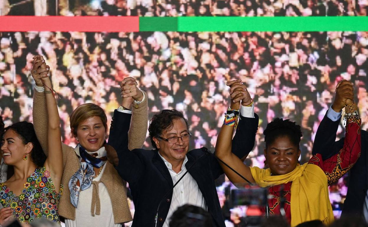 Gustavo Petro celebra su victoria en las presidenciales de Colombia.