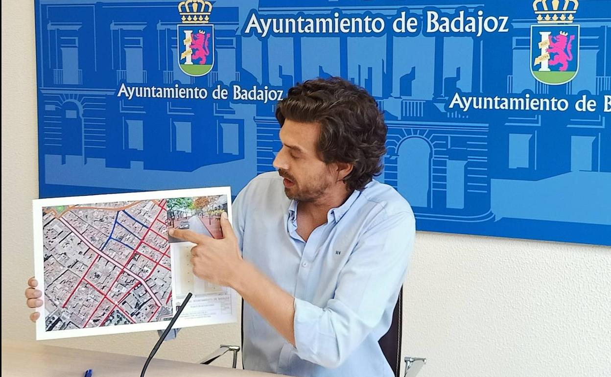Carlos Urueña enseña un plano con las obras en el Casco Antiguo y la reforma de Juan Carlos I.