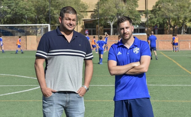 Los directivos Javier Pavo y Zeus Cantero en el campo de fútbol del Don Bosco durante un entrenamiento. 