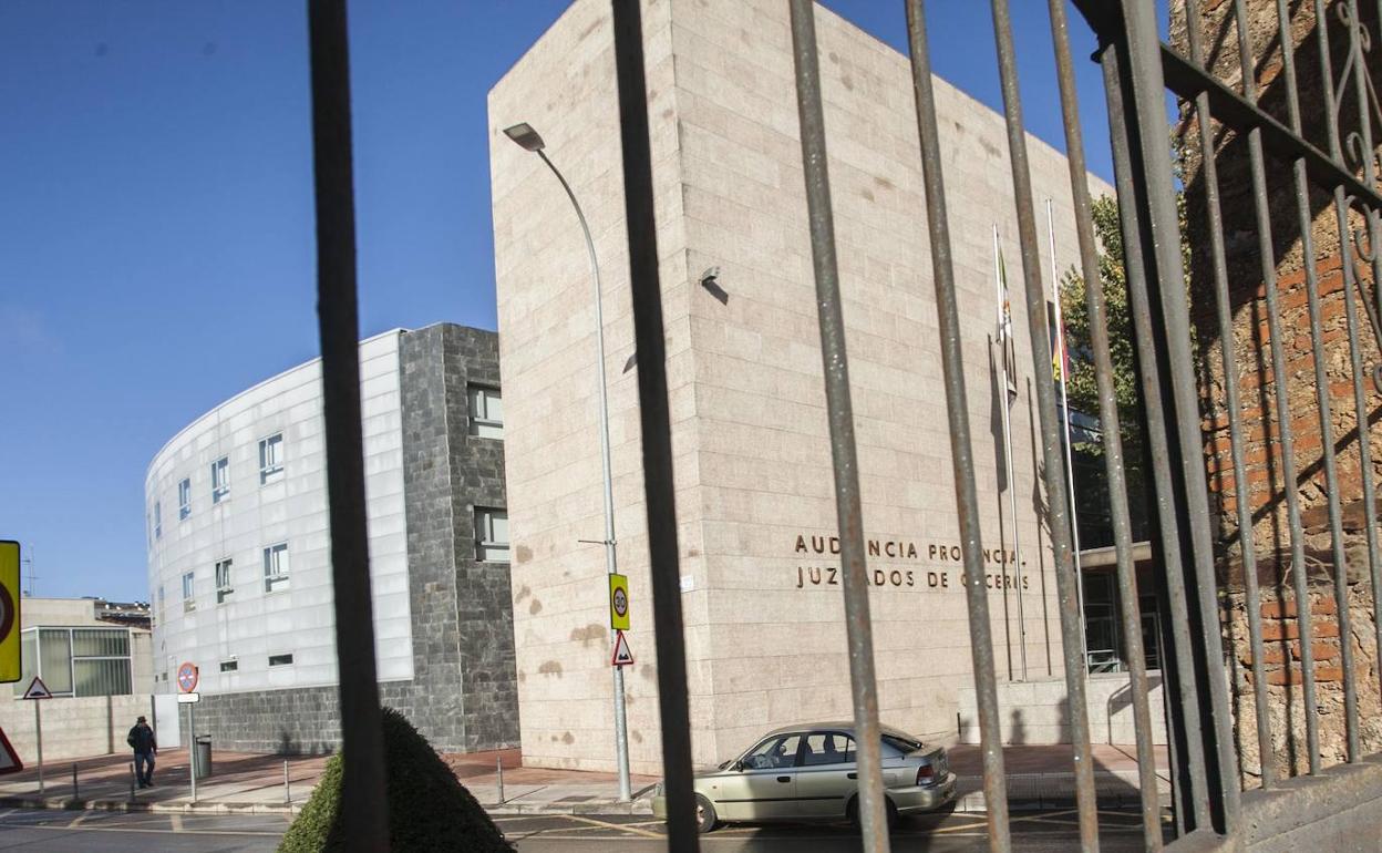 Audiencia Provincial de Cáceres en donde ha sido juzgado y condenado el violador. 