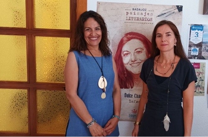 La concejala de Cultura, Rosa Monreal, y la secretaria de esta edición del premio, Almudena Jiménez, han presentado las cuatro obras finalistas.