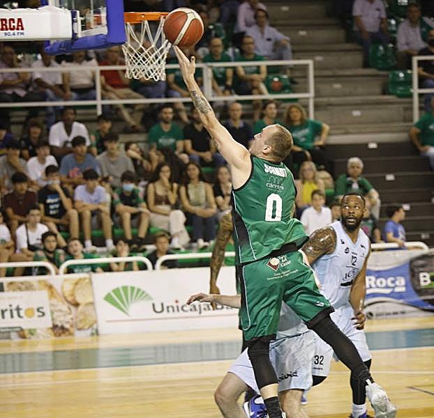 Schmidt, con 20 puntos, abrió el camino del triunfo. 