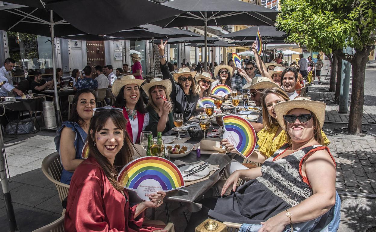 Grupos de amigos llenan las calles del centro de Badajoz. 