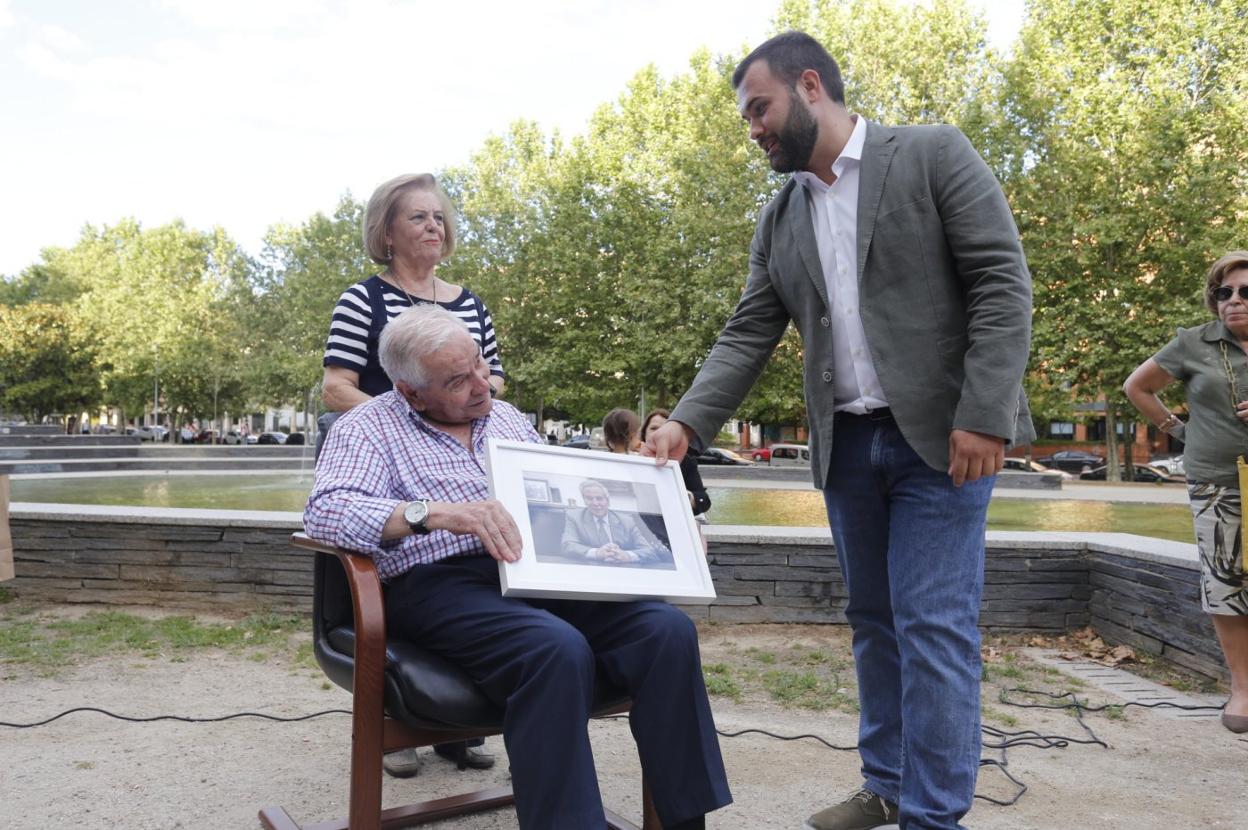 José María Saponi, ayer en su parque con Luis Salaya. 