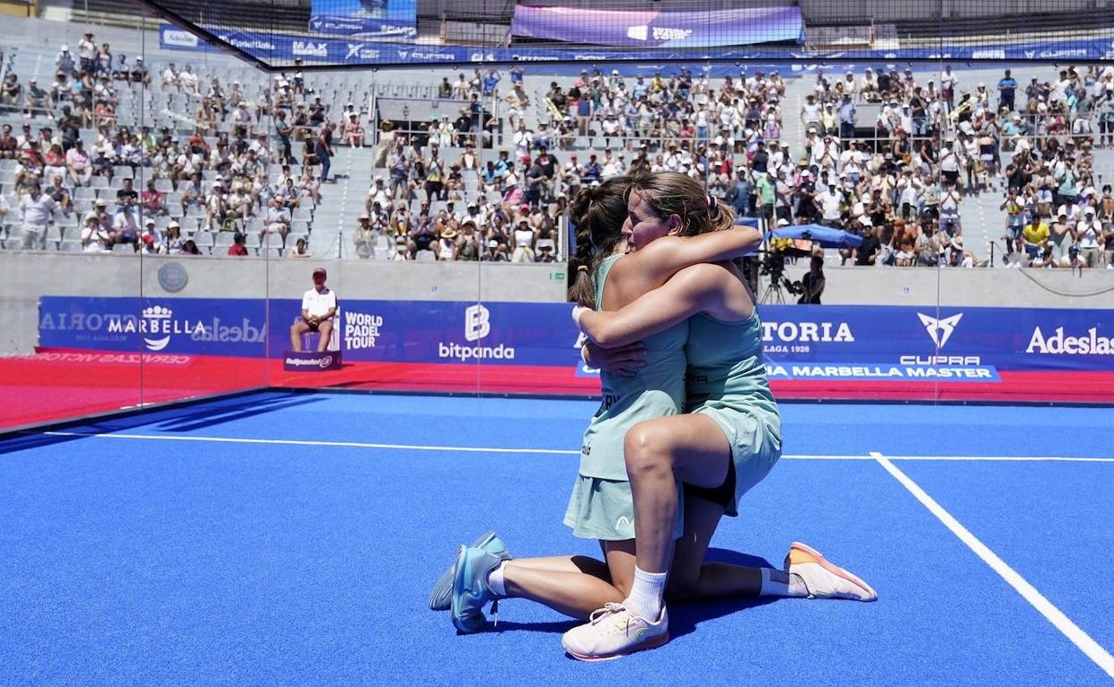 Paula Josemaría y Ari Sánchez celebran el triunfo en el Marbella Master. 