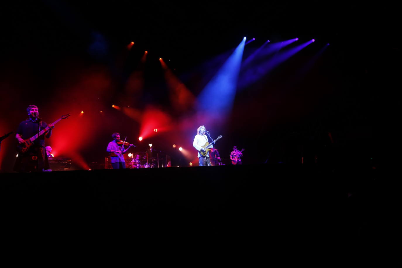 Miles de personas disfrutaron de la actuación del placentino y su banda. 