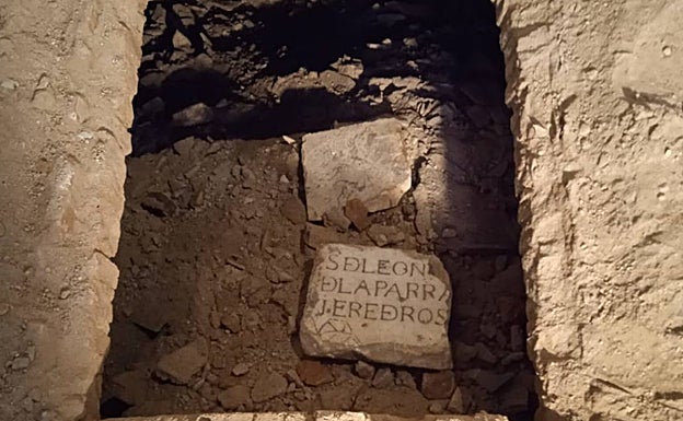 El interior de la cripta de los Alvarado, que está llena de ripios de obras anteriores.
