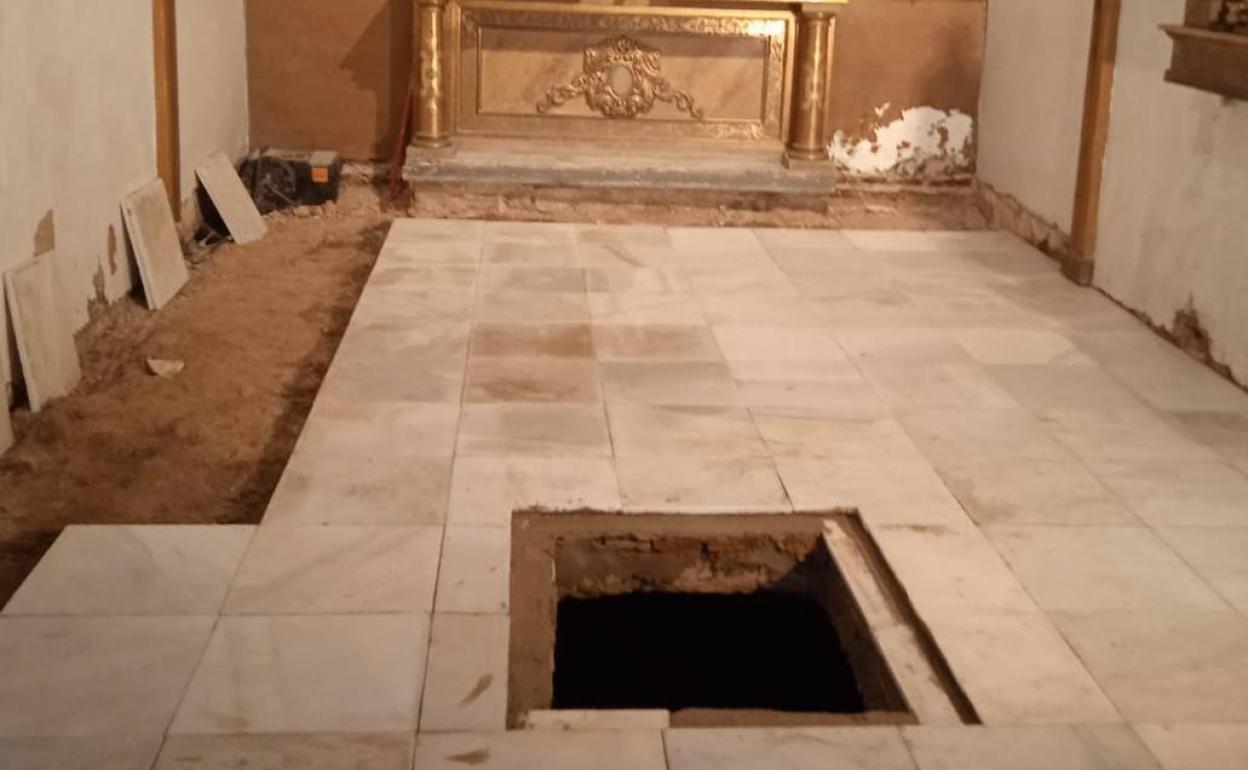 Acceso a la cripta en el centro de la capilla de San Antonio en la iglesia de San Agustín.