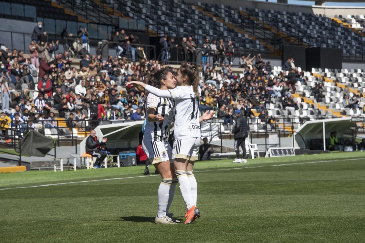 Sole Romero felicita a Marga Ramos por su gol con el Femenino ante La Cañada en el Nuevo Vivero. 