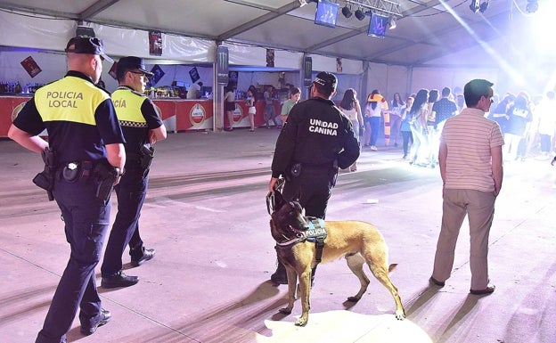 Agentes de la Policía Local y su unidad canina, en una de las casetas de feria.