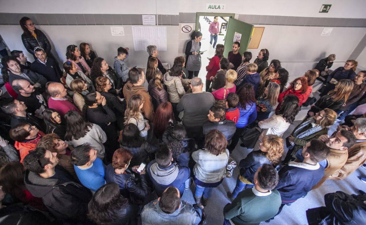 Aspirantes a una plaza de celador del SES en Cáceres en el examen de 2019. 