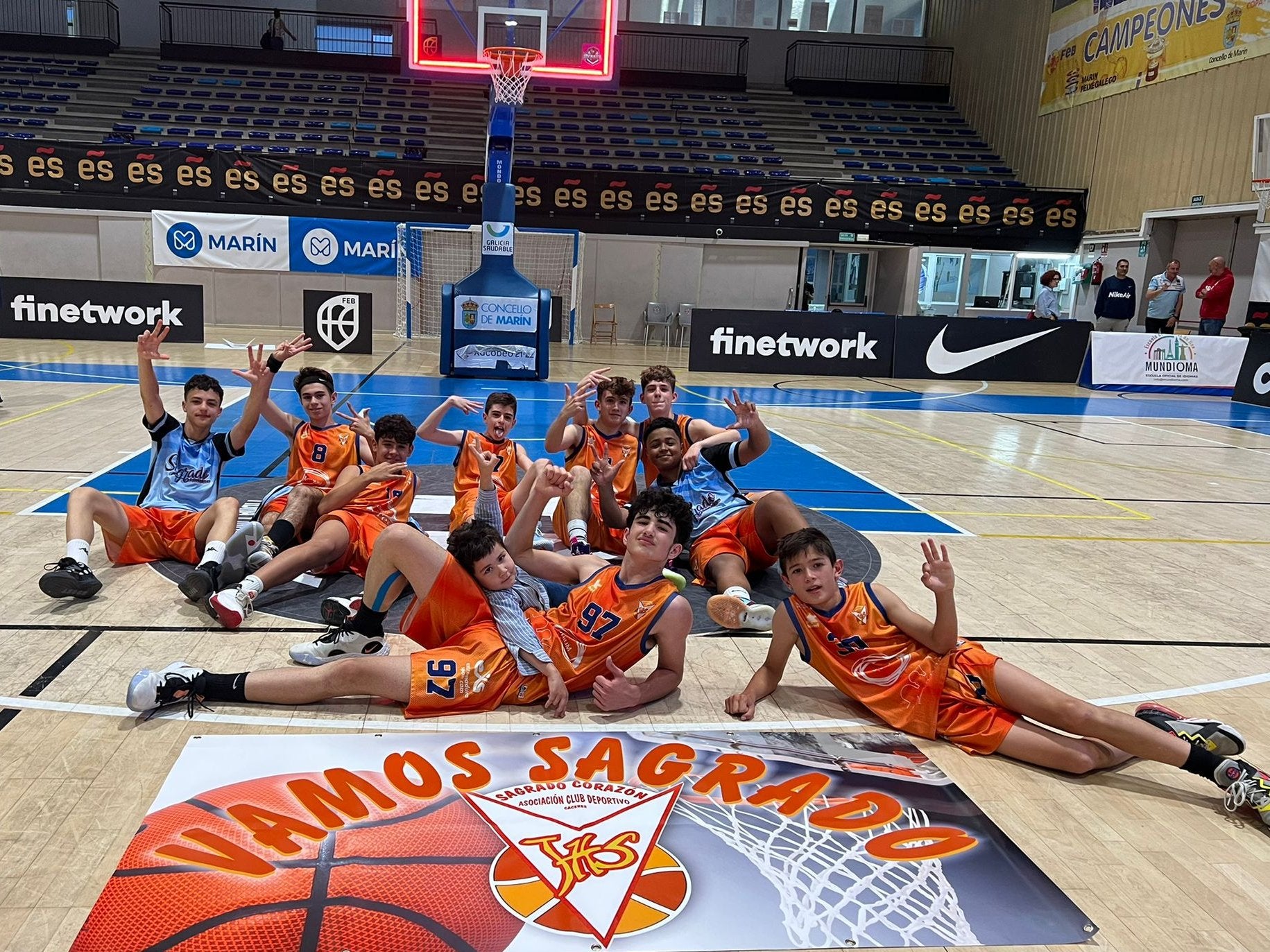 Nicolás Marina, en el centro de la imagen, celebra con su equipo una de las victorias.