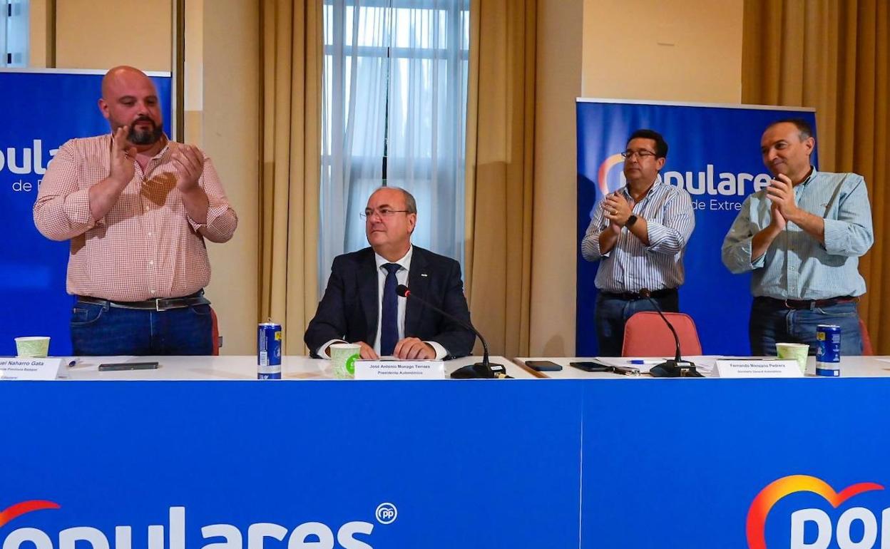 Monago, sentado, recibe el aplauso este jueves de Naharro (PP de Badajoz), Manzano y León (PP Cáceres). 