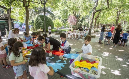 Taller infantil de elaboración de trajes de juglares. 