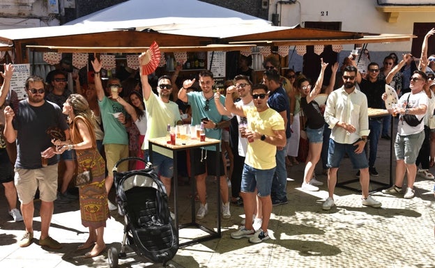 Ambiente festivo a la hora de las caña. 