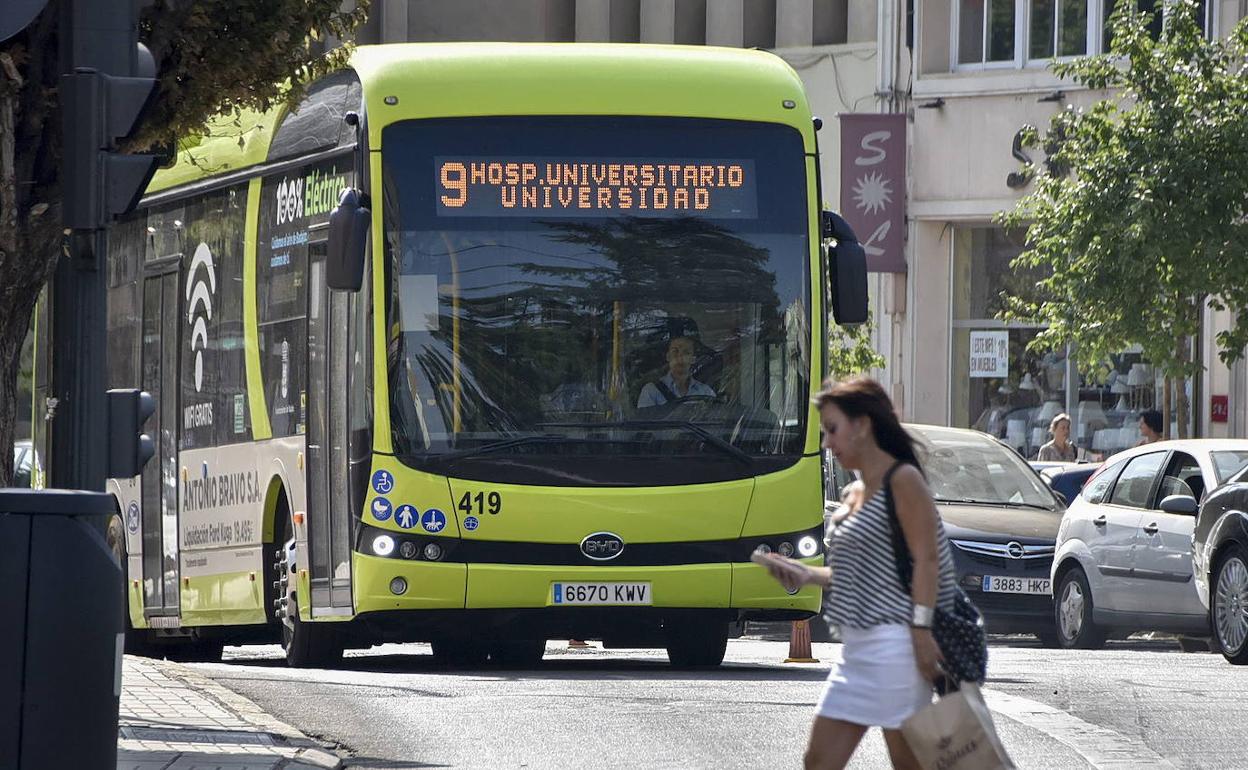 Autobús en la plaza de la Libertad, donde están los servicios de atención al cliente en Tubasa. 