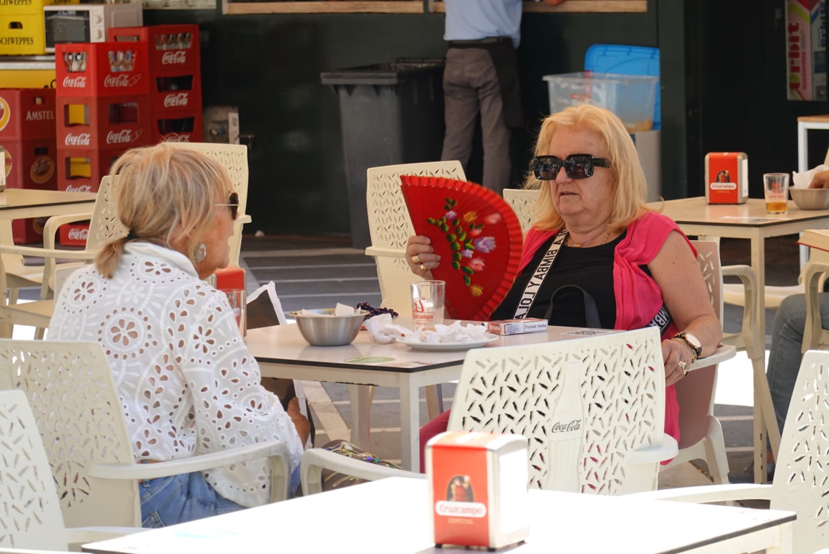 Dos mujeres en una terraza del Paseo de San Francisco de Badajoz este viernes. 