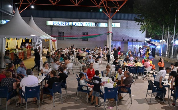 Terrazas en el ferial sin mesas libres, en la noche del jueves al viernes.