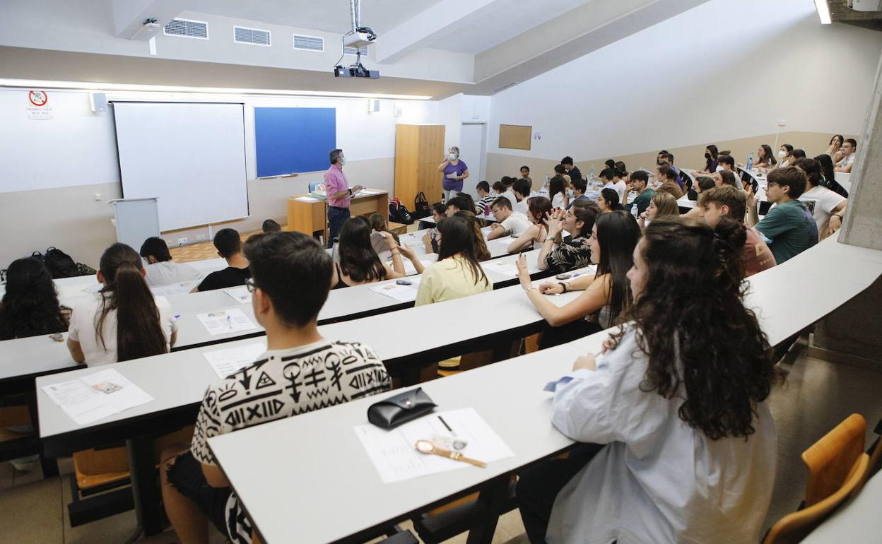 La UEx ofrecerá 63 grados y 12 dobles grados con 5.282 plazas